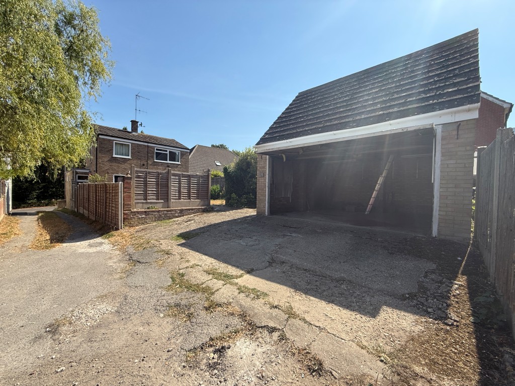 Lot: 171 - DETACHED HOUSE AND ASSOCIATED LAND WITH POTENTIAL - Garage 1